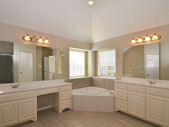 5th image of 11611 La Grange Dr