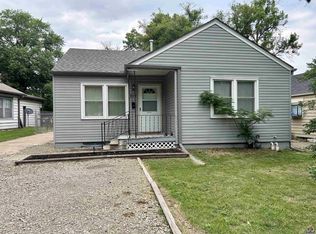 212 SW Country Club Dr, Topeka, KS 66611