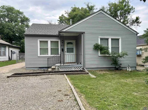 212 SW Country Club Dr, Topeka, KS 66611