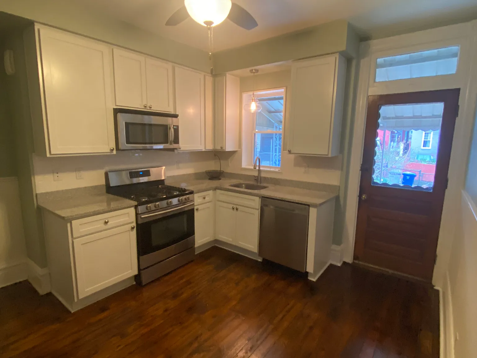 2 bed, 999 sqft, $1,900 — Photo 2