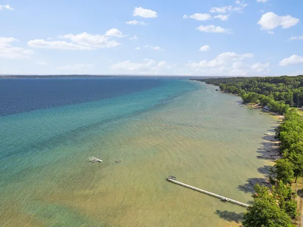 10045 E Leeward Shores Dr, Traverse City, MI 49684