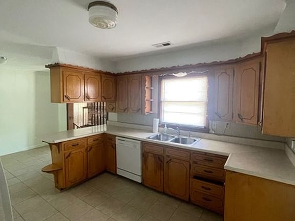 4th image of 414 N Louise Ave