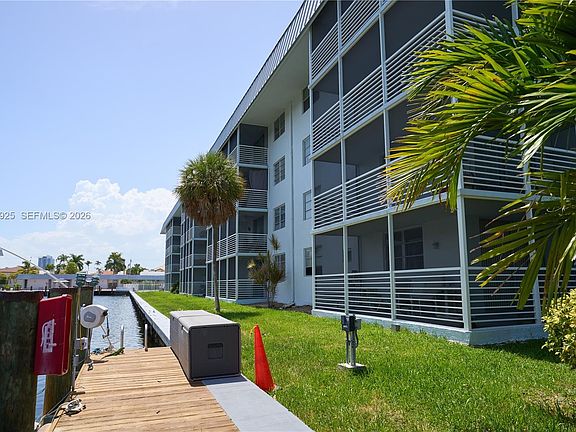 4th image of 3600 NE 170th St APT 401