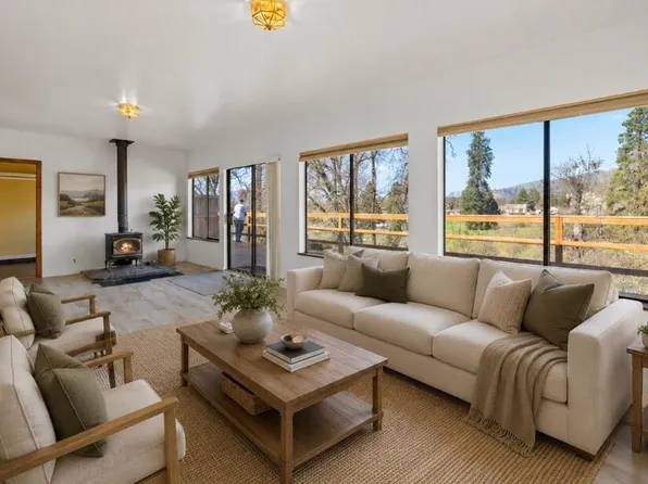 1300 Daisy Ln, Grants Pass, OR 97527