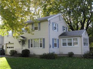 963 Pinnacle Rd, Henrietta, NY 14467