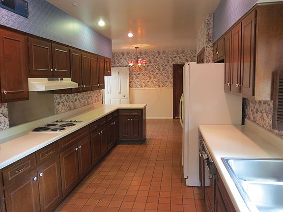 kitchen looking to breakfast room