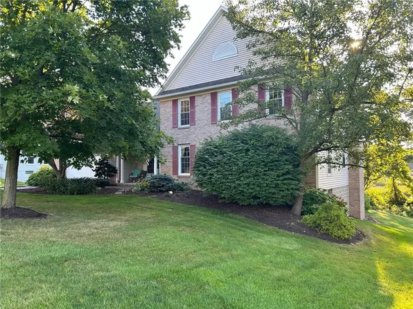 90 Broadmoor Trl, Fairport, NY 14450