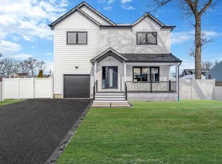 7 W Hemlock St, Islip, NY 11751