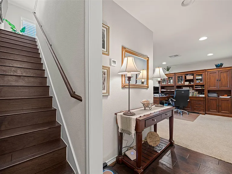 1201 Highknoll Ln — Photo 6