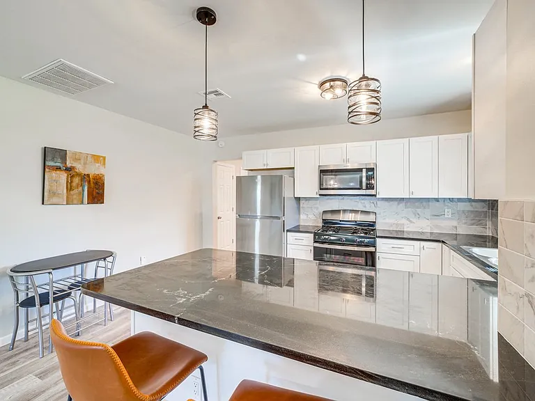 622 E Young Pl — Photo 7