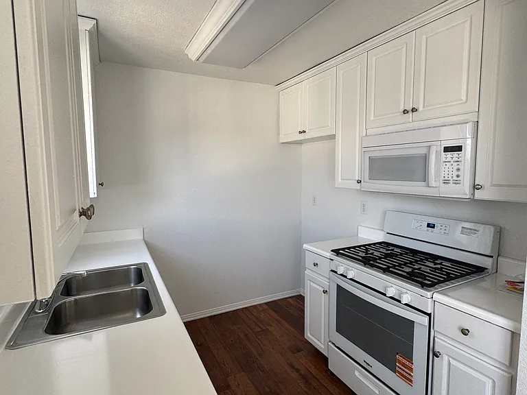 Huntington Harbour Villas — Photo 43