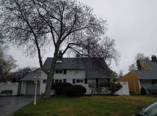 23 Cottonwood Ln, Westbury, NY 11590