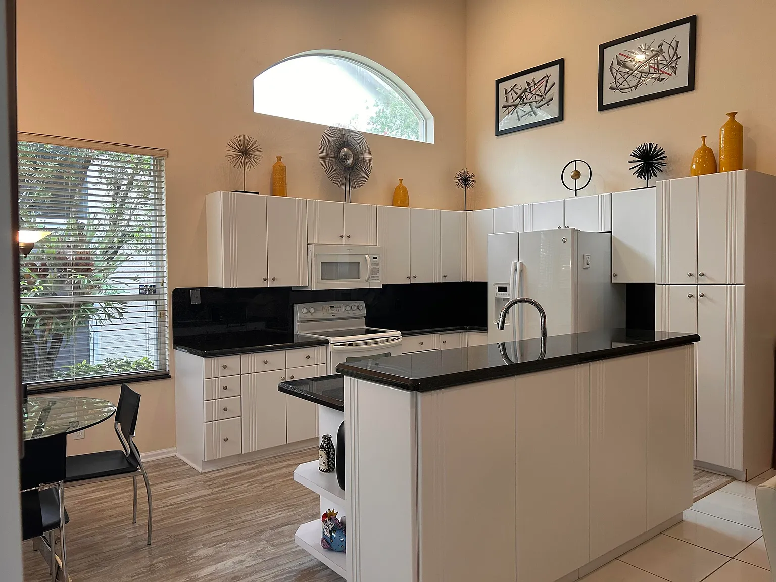 3 bed, 2.0 bath, 1936 sqft, $4,500 — Photo 3