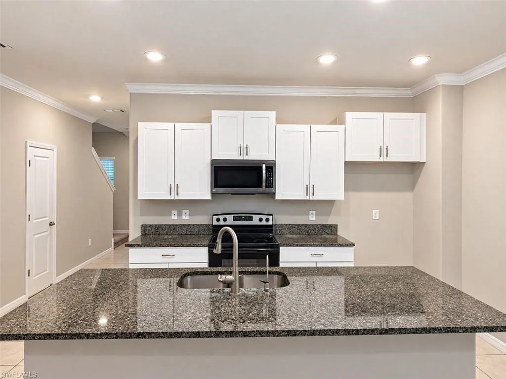 3 bed, 2.5 bath, 1601 sqft, $2,100 — Photo 4