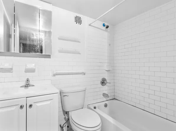 88 Fulton Street image 8 of 10