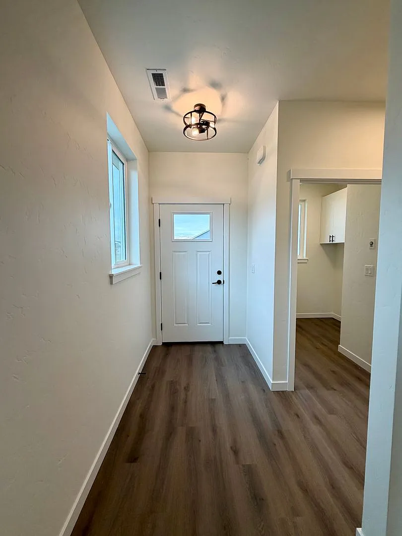 Brand New & Beautiful! 3 bed, 2 ba, Quartz Countertops and More! — Photo 3