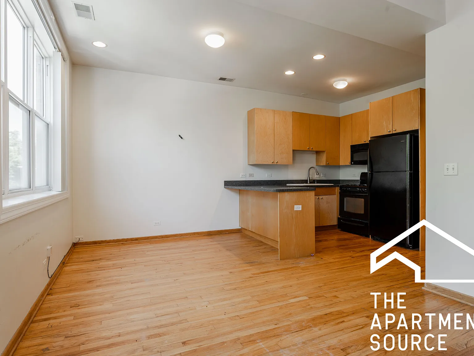 3 bed, 1600 sqft, $2,995 — Photo 2