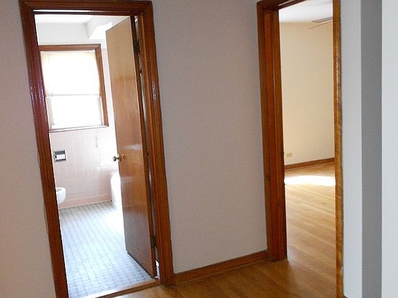 4th image of 5420 N Rockwell St APT 1