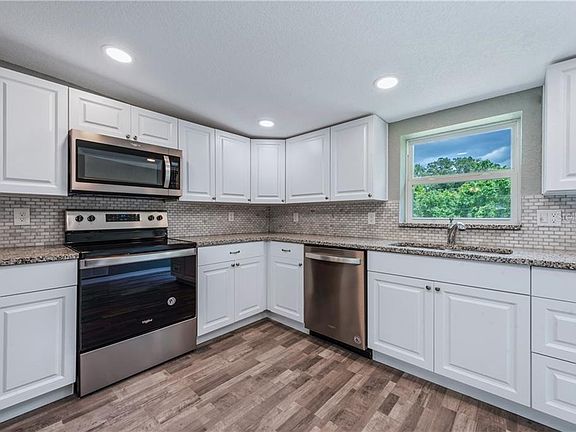 5th image of 2203 Sandalwood Dr