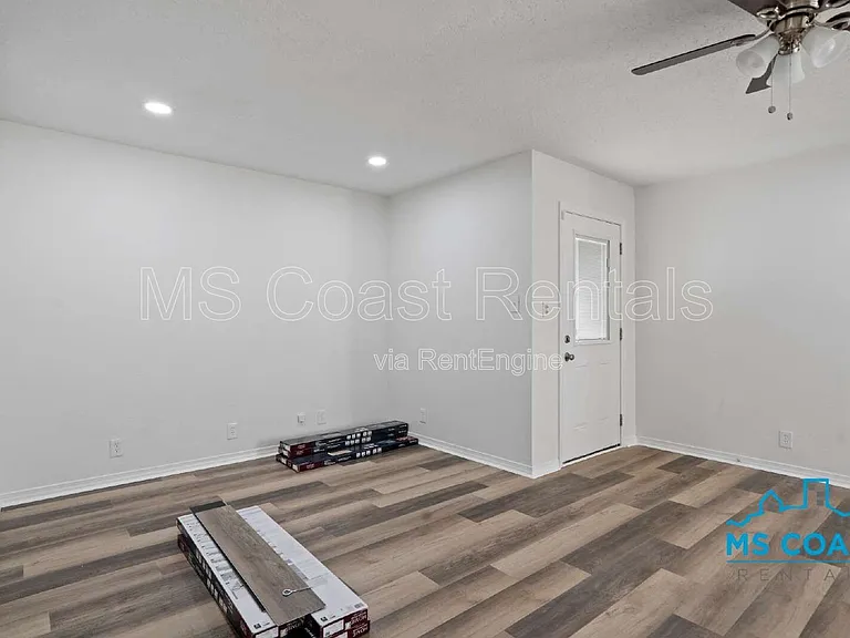 340 Hiller Dr — Photo 11