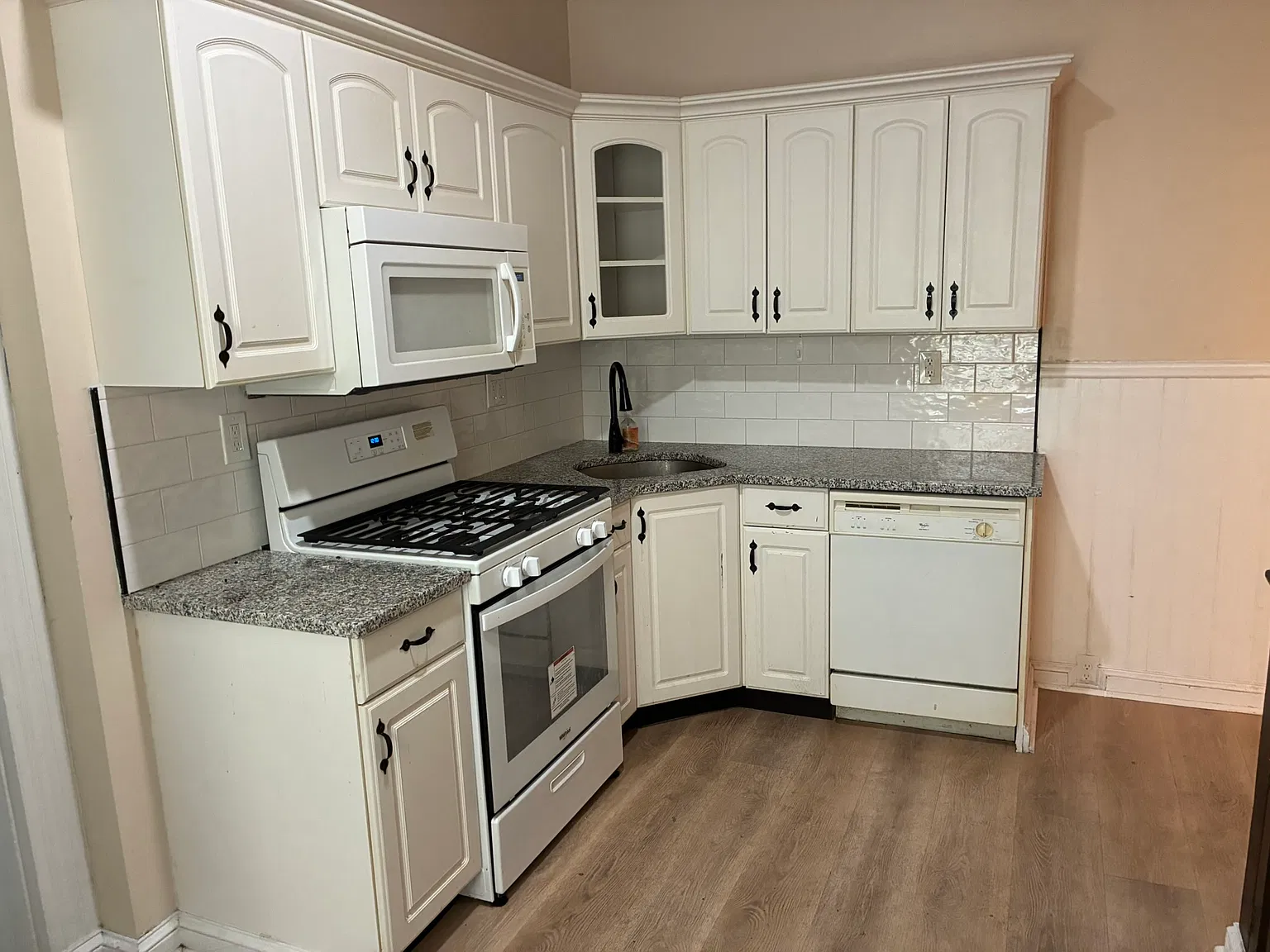 6 bed, 2500 sqft, $3,900 — Photo 4