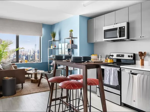 600 Pavonia Avenue image 1 of 24