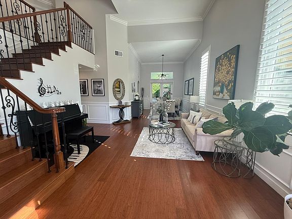 Open concept, vaulted ceilings, spotless!