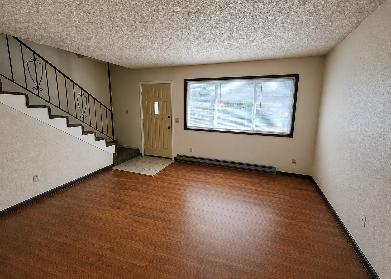 2 bed, 1.5 bath, 1000 sqft, $1,300 — Photo 2