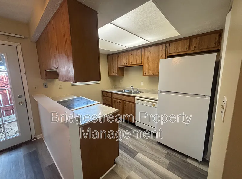 2 bed, 1.0 bath, $1,050 — Photo 4