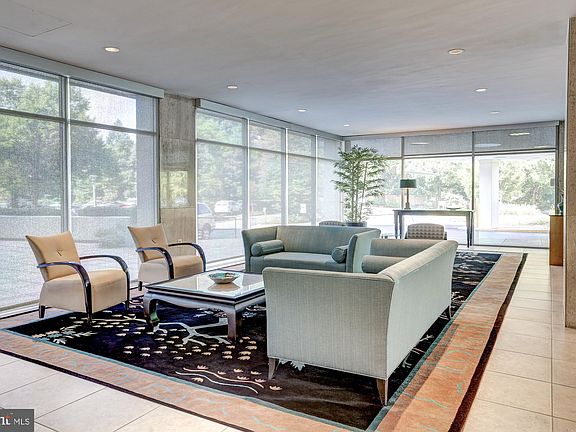 3rd image of 10401 Grosvenor Pl APT 611