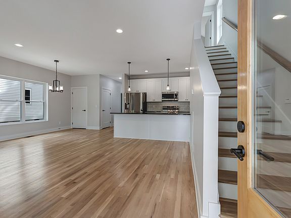 5th image of 338 Queen Ave
