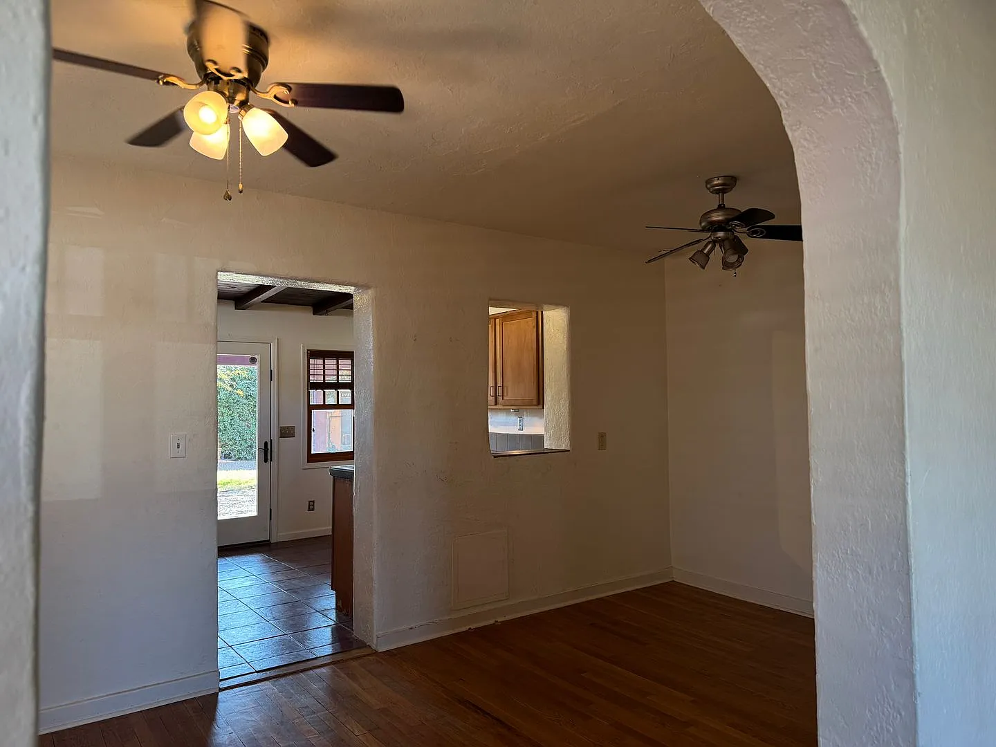 Charming Mid-Town 3 Bedroom 2 Bath Main House! — Photo 4