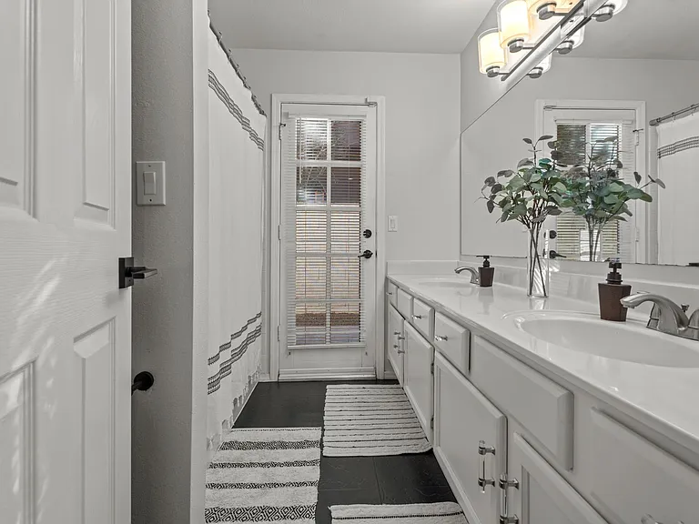 3001 E Redwood Ln — Photo 24