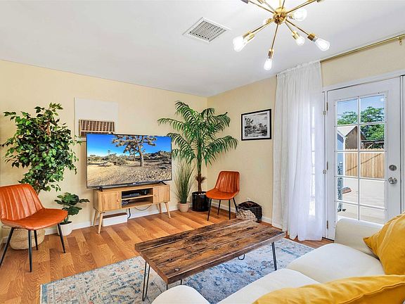 3rd image of 6421 Camarilla Ave