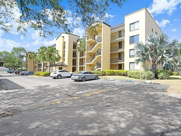 2424 W Tampa Bay Blvd #M205 — Photo 2