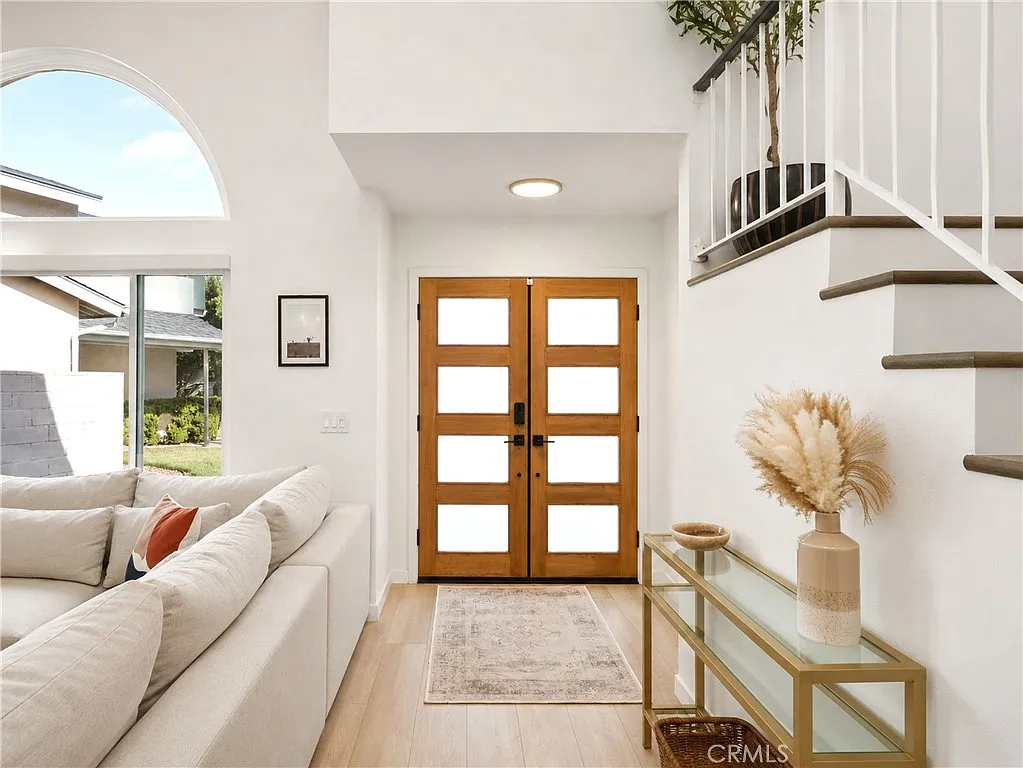 4 bed, 1930 sqft, $7,495 — Photo 3