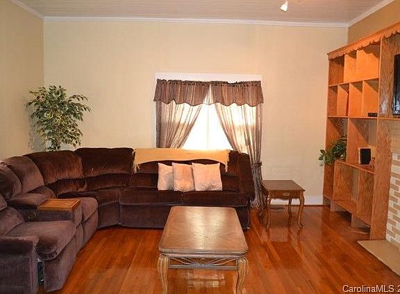2nd image of 122 College St