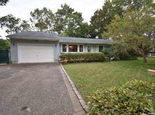 404 Atwell St, Holbrook, NY 11741
