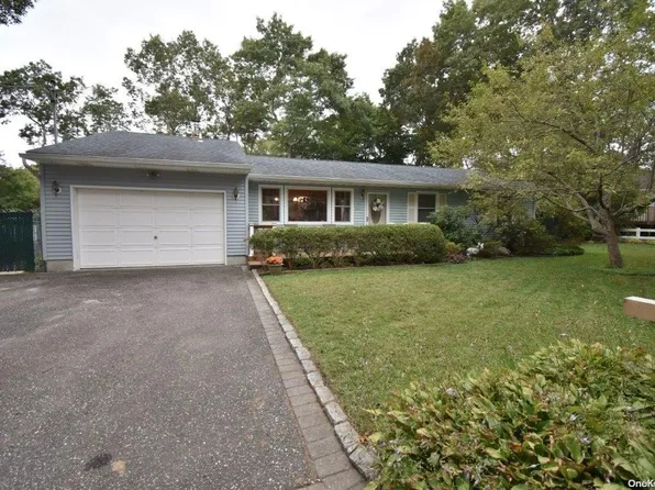 404 Atwell Street, Holbrook, NY 11741