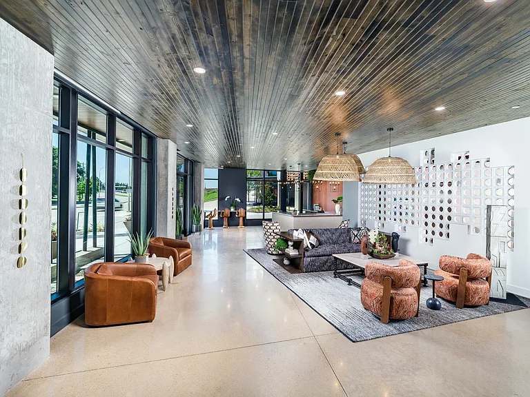 Modera Trinity puts you at the forefront of an exciting lifestyle. Perfectly positioned on the West Bank of the Trinity River, our hotel-inspired lobby welcomes you home.