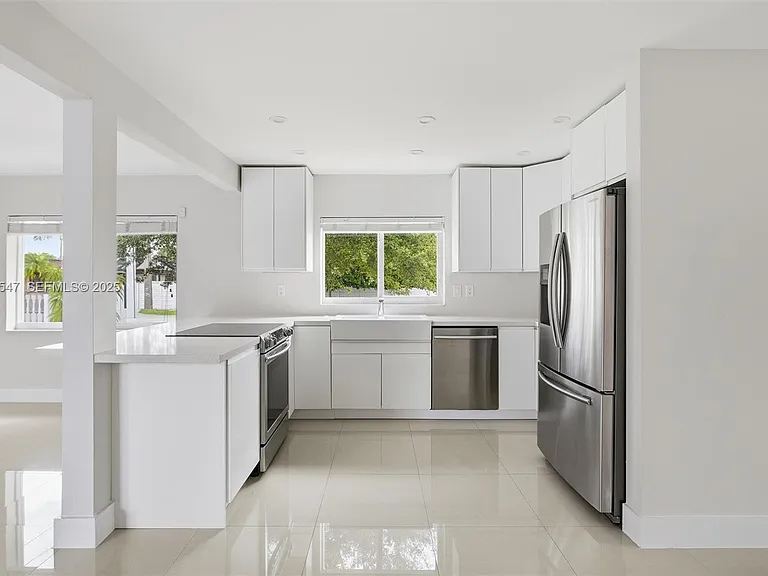 5250 SW 96th Ave — Photo 3