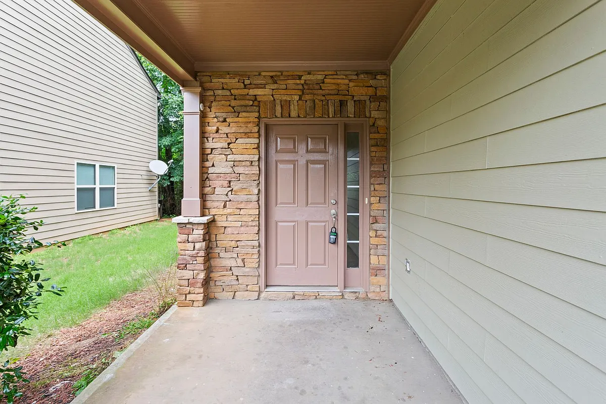 Building Photo - 924 Silver Lake Dr
