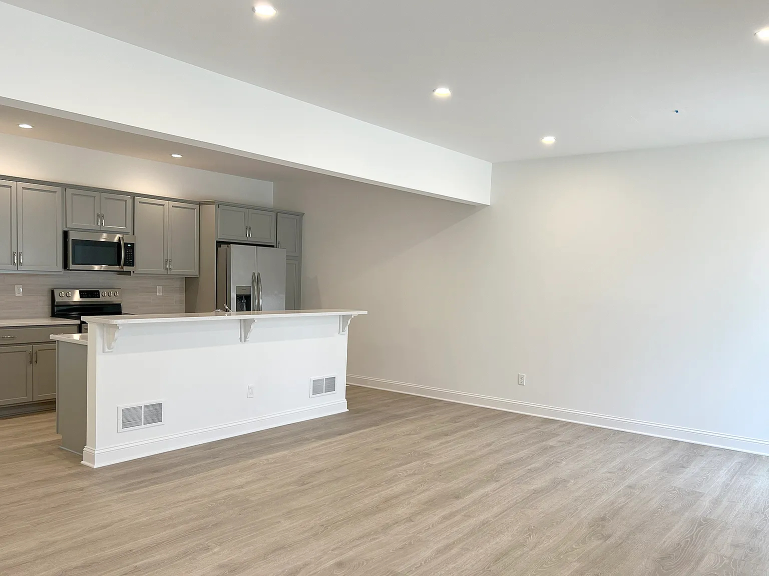 3 bed, 2.5 bath, 1814 sqft, $3,295 — Photo 2