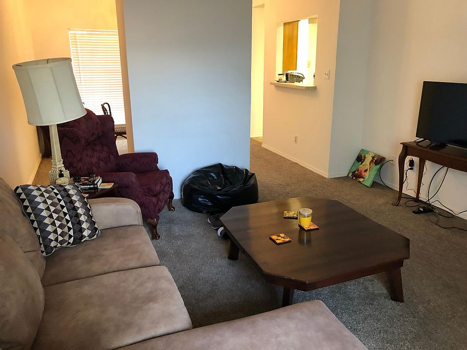 1st image of 524 Oakridge Dr #524