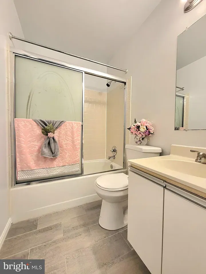 1 bed, 2.5 bath, $900 — Photo 4