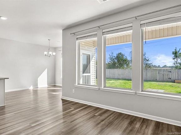 4th image of 327 Oak Hampton Dr