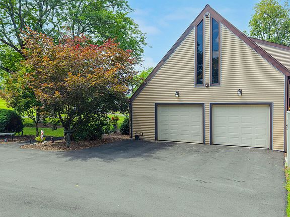 4th image of 215 Colonial Ave