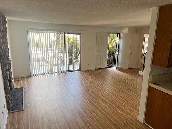Living room and entry to the balcony