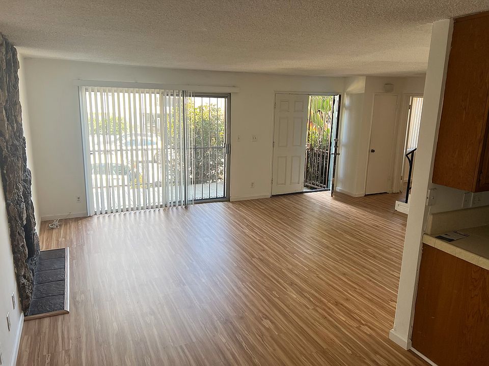 Living room and entry to the balcony