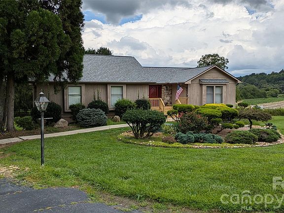 4th image of 18 Amber Dr